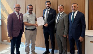 Mazbatasını alan Mustafa Uğur Köse yeni döneme başladı